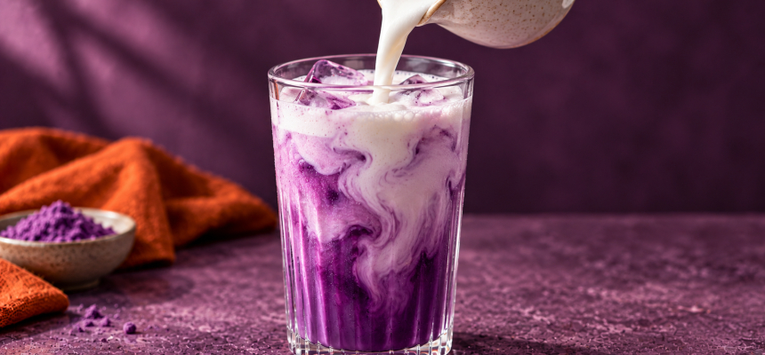 Nalévání mléka do fialového ube latté