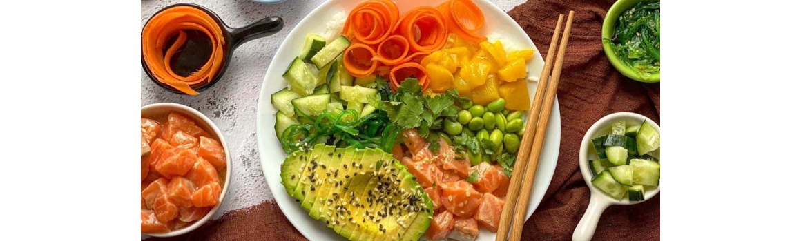 Domácí poke bowl: Základní recept, omáčka a 4 nové varianty