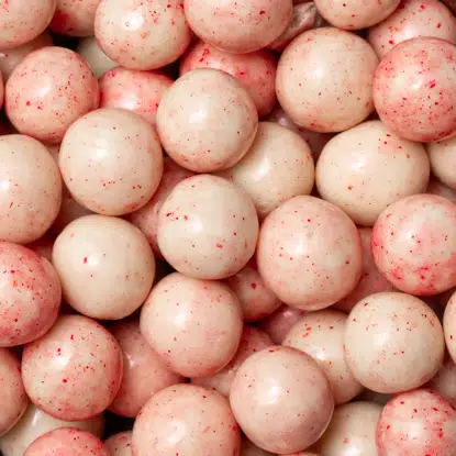 Křupavé kuličky v bílé čokoládě a malinami