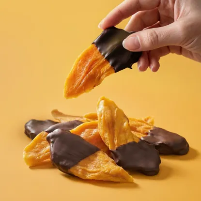 Mango polomáčené v hořké čokoládě